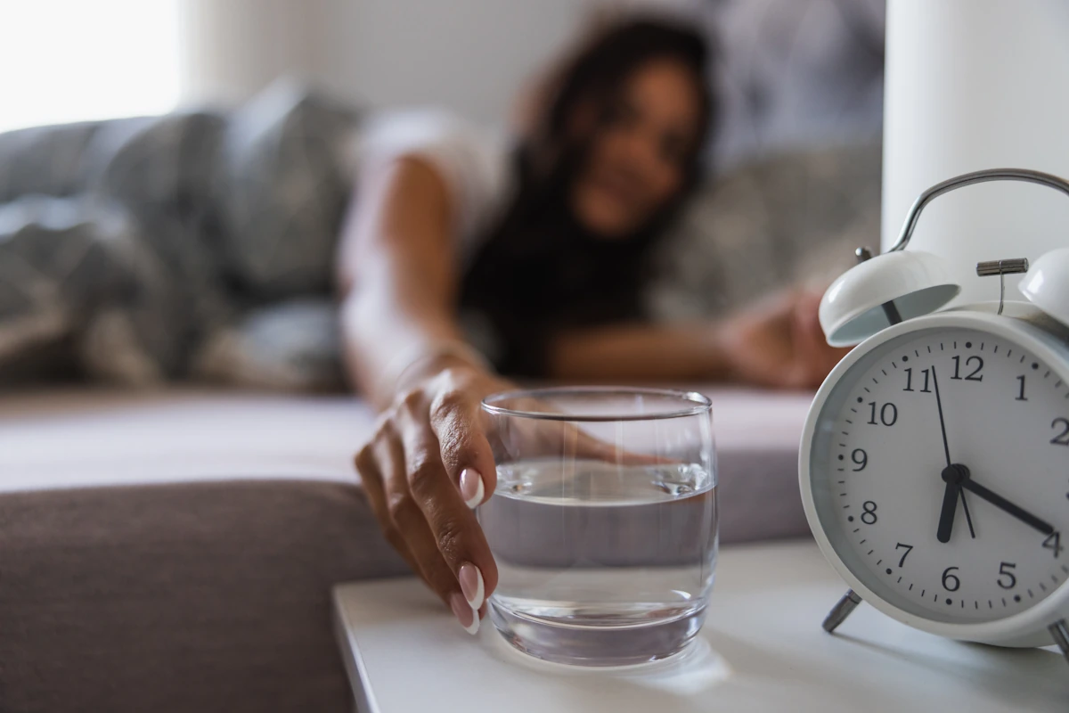 Une femme qui boit de l'eau au réveil pour perdre du poids