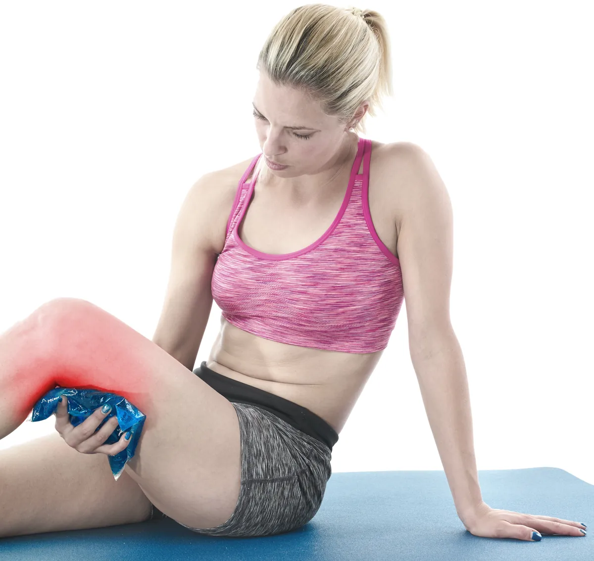 Une femme qui applique une compresse froide sur sa cuisse après une contracture musculaire
