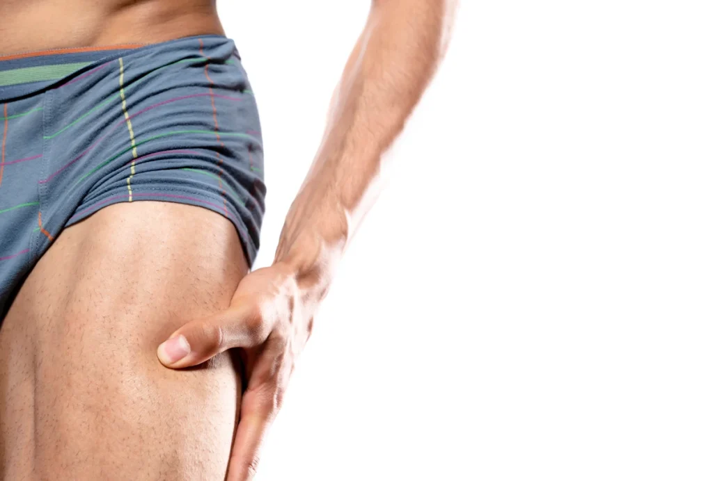 Un homme victime d'une contracture à la cuisse