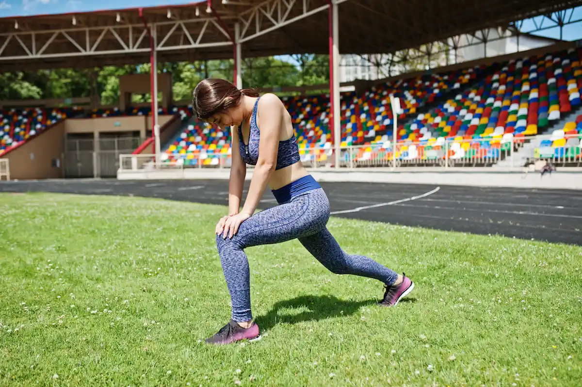 Une femme qui fait des étirement avant de faire du sport