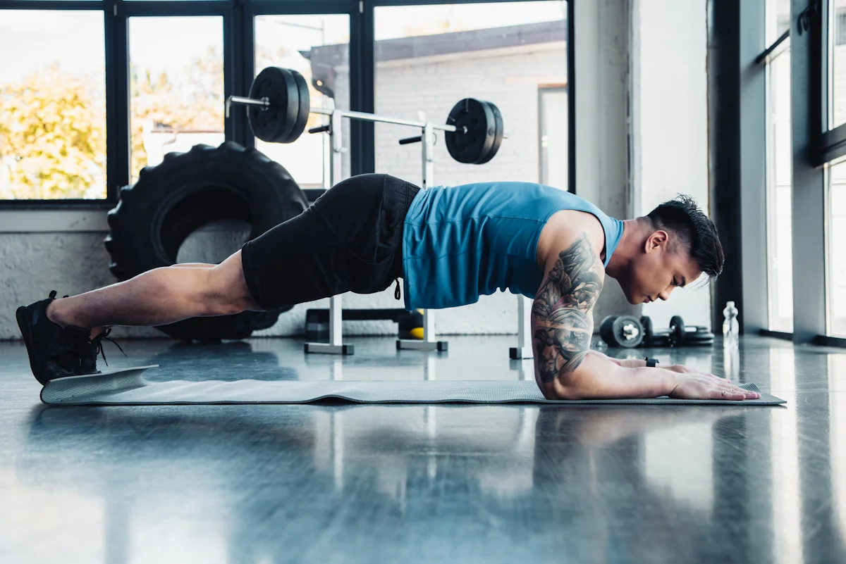 Un homme qui fait la planche pour musculer son bras