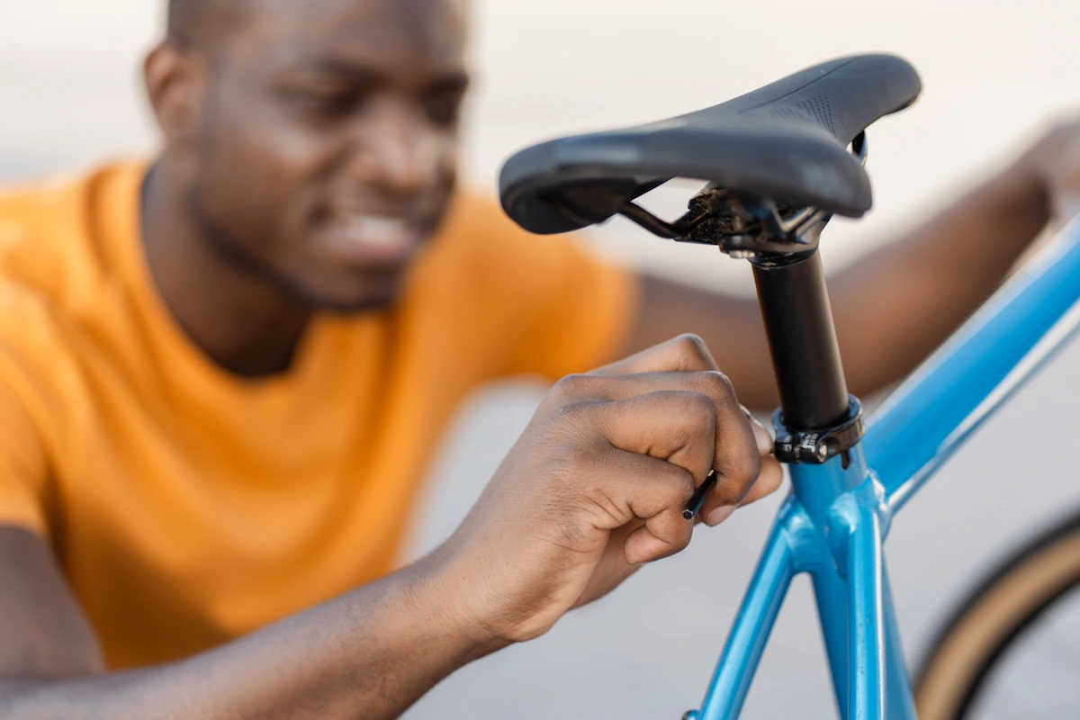 Un homme qui règle sa position de selle de vélo