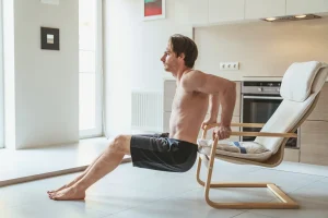 Un homme qui fait des exercices musculation dos à la maison sans équipement