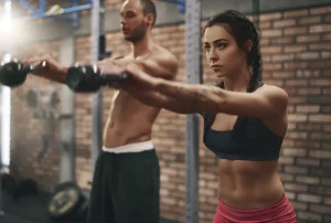 Un couple qui faut des exercices de musculation