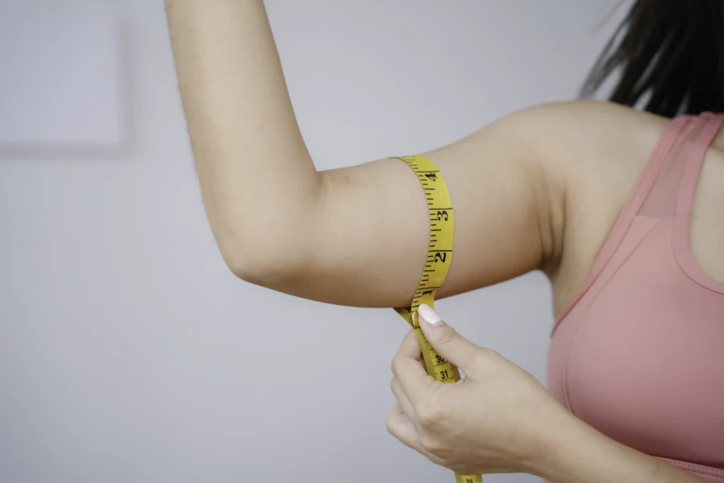 Une femme qui mesure son tour de bras