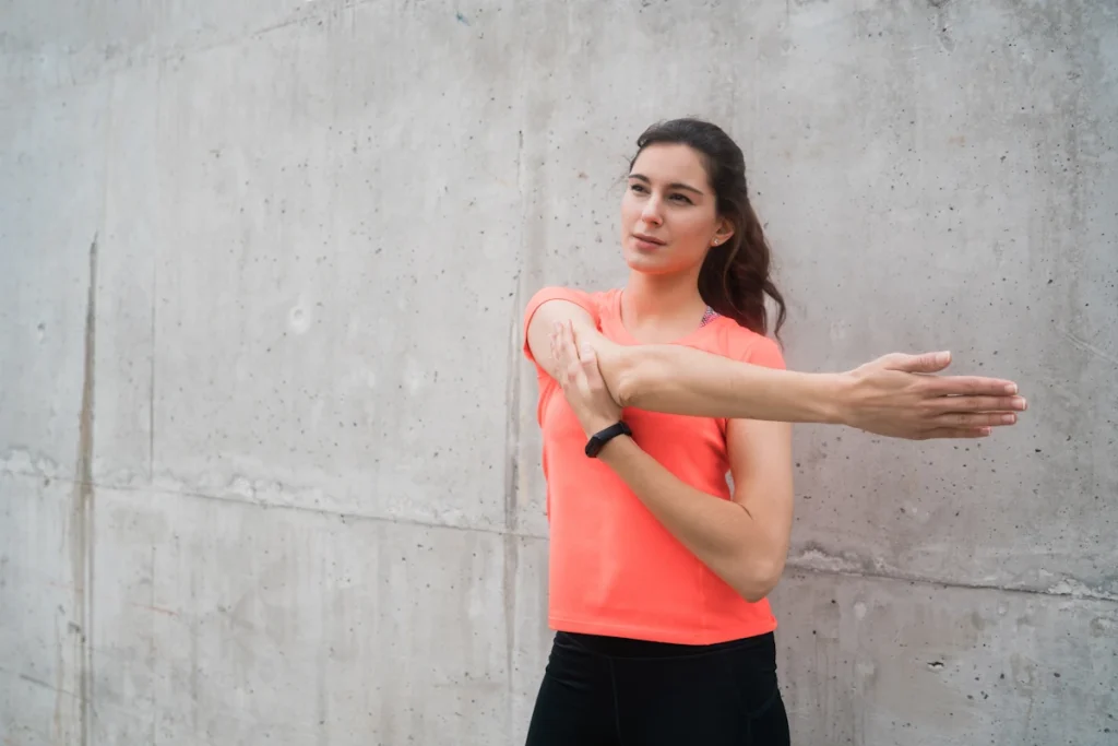 Une femme qui fait du renforcement musculaire des bras