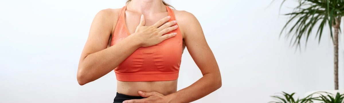 Une femme qui pratique la respiration ventrale