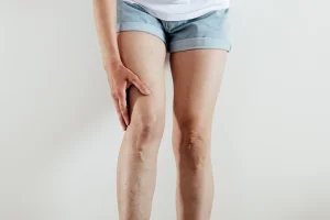 Une femme qui est victime d'une contracture musculaire
