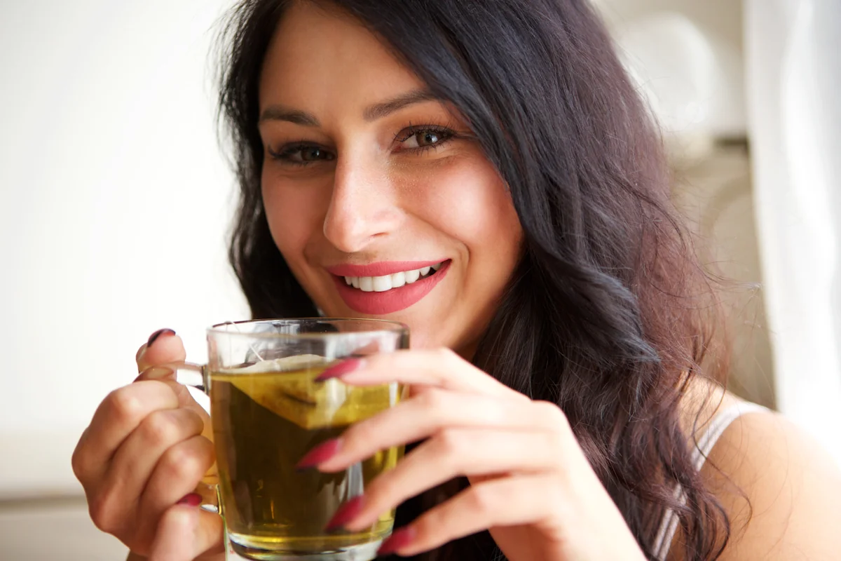 Une femme qui boit du thé vert